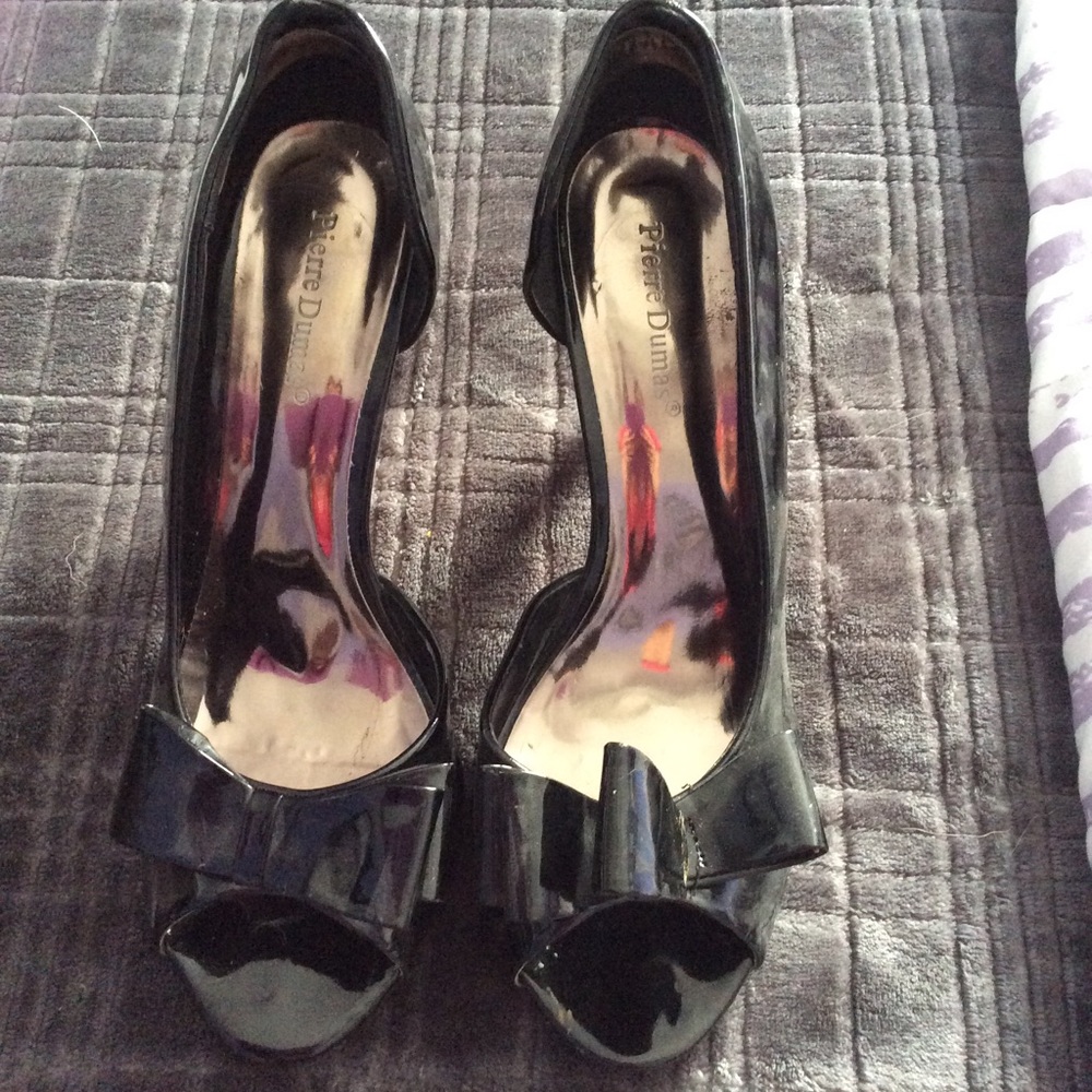 Peep toe with bow